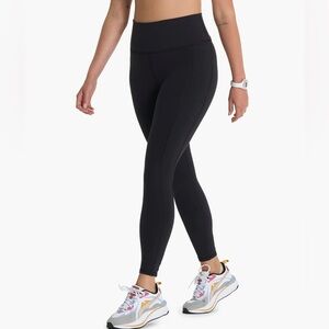 Vuori Studio Pocket Legging in Black